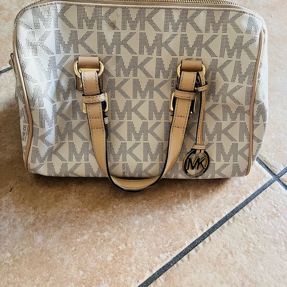 Michael Kors Grayson medium satchel w/matching checkbook cover - Picture 13 of 14